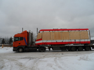 Per Lkw transportierte AsstrA die Straßenbahnzüge