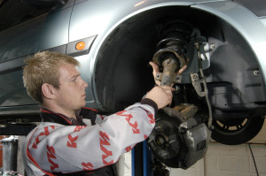 Stoßdämpfer und Federn regelmäßig überprüfen und auswechseln lassen, bei 22 Prozent aller Autos sind die Stoßdämpfer defekt      Foto: KYB