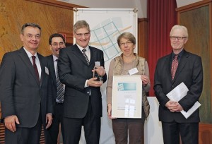 Jurymitglied Horst Defren (Kliniken Essen-Mitte), Kurt M. Lang (anaQuestra), Marco Doering und Irma Heine-Penning vom Klini-kum Landkreis Tuttlingen mit dem Kongresspräsidenten und Jury-vorsitzenden Prof. Dr. Andreas J. W. Goldschmidt bei der Preis-verleihung auf dem Zukunftskongress in Offenbach (v.l.n.r.) (Foto: Bernd Georg)