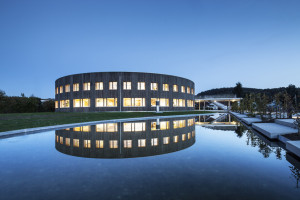 Passivhaus Verwaltungsgebäude von Wagner Solar am Abend. www.wagner-solar.com Fotograf: Michael Neuhaus Passivhaus Verwaltungsgebäude von Wagner Solar am Abend. www.wagner-solar.com Fotograf: Michael Neuhaus
