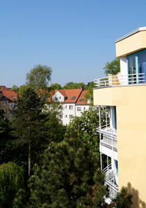 Blick nach Schmargendorf von den Berlin City Studios, die nur einen Steinwurf von der umstrittenen Gartenanlage entfernt liegen