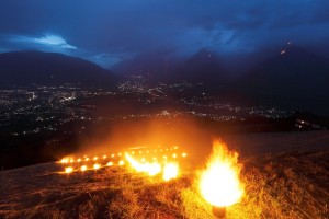 Die traditionellen Lagerfeuer schmücken die Hänge der Südtiroler Bergwelt.