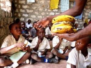 Bananenfrühstück in der Patenschule von Reisekontor Schmidt in Kenia