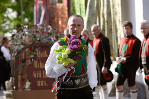Traditioneller Trachtenumzug der Schützen mit geschmückten Festwagen beim Herbstfest in Schenna 