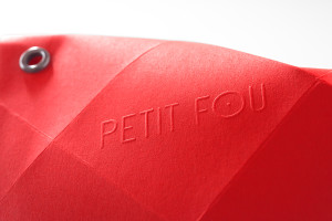 Das kleine, feine Prägedetail der neuen Papier-Clutch von Petit Fou