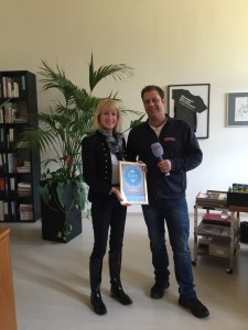 Foto: Mike Fuhrmann aus dem RPR1. Studio in Koblenz übergibt das Siegel der Ehrlichkeit an Bürgermeisterin Marie-Theres Hammes-Rosenstein