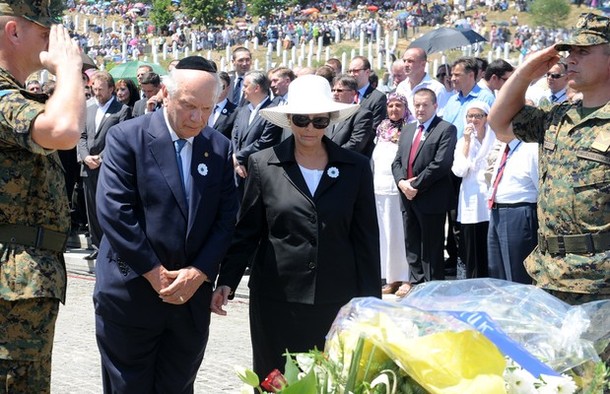 New York Rabbi Arthur Schneier (2nd L),