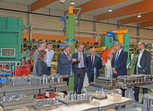 Führung-durch-die-Produktionshallen-der-FLAMMSYSCOMP-GmbH-&-Co