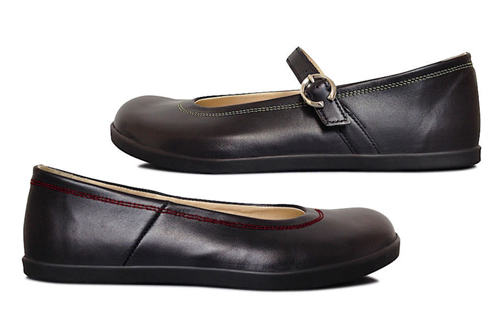 Edle Barfuß-Ballerinas mit einer hauchdünnen Spezialsohle glänzen auf jedem Parkett und unterstützen den gesunden Gang.