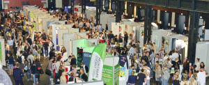 Studierende auf der MASTER AND MORE Messe