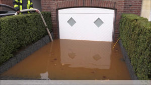 Test gegen Hochwasser Flutung des wasserdichten Tores von TBS