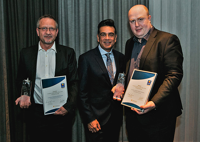 Von rechts Martin Kemmer, Mark Pearce und Uwe Völker (General Manager Comfort Hotel am Medienpark Unterföhring).