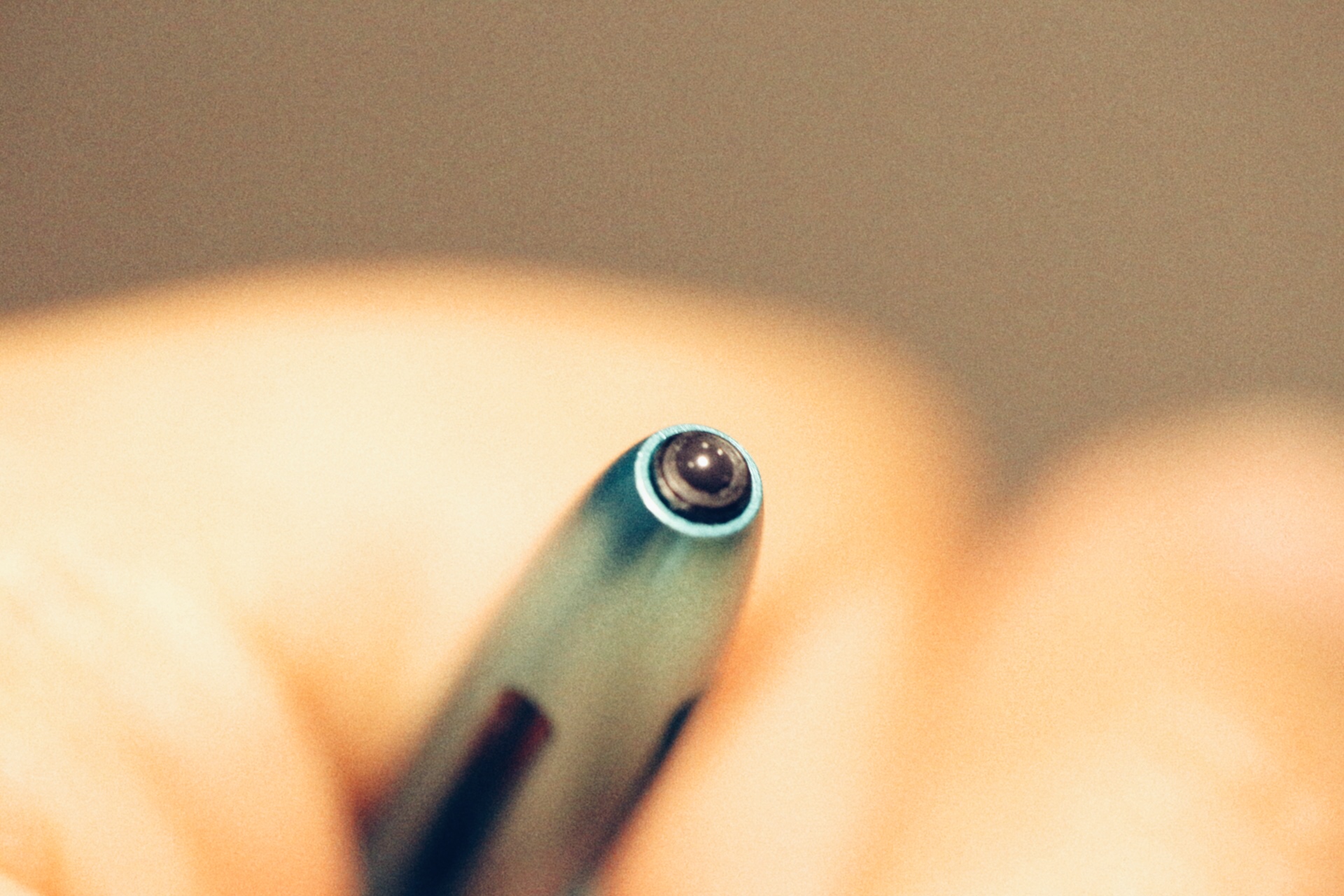 Spitze aus Zirkonia - Nextool Tactical Pen Pallas ist sogar so hart, dass damit Scheiben sicher und schnell eingeschlagen werden können.