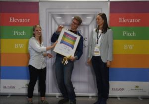 Modemanufaktur wasni-Gründer Daniel Kowalewski wird der erste Preis beim Social Impact Cup 2017 übergeben