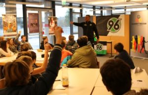 Wertecoach Martin Rietsch ist Fußballtrainer bei der Hannover 96 Fußballschule und war mit Antirassismus-Workshops zu Gast an einer KGS