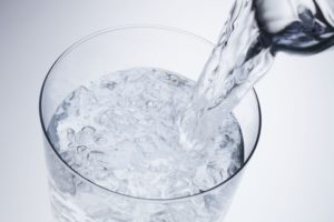 Probieren Sie das Schungit-Wasser aus, überzeugen Sie sich. Es ist so wichtig im Leben energievolles und wohltuendes Wasser zu trinken.