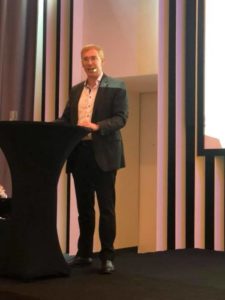 Dr. Müller-Steinmann erläutert medizinische Innovationen des BYAS Hair Completer