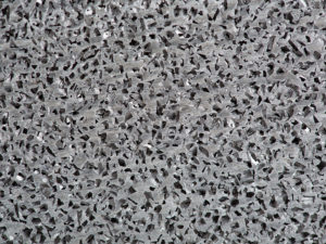Splitterform-der-Poren-von-poroesem-Aluminium-300x225 Haben Sie schon mal so eine Struktur von porösem Metall gesehen