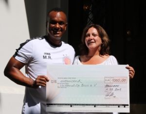 Martin Rietsch überreicht Spendenscheck der Dynamic Soccer School an Wachkomahilfe Bicici e.V.