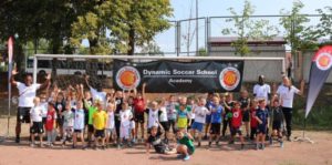 Begeistere Kinder beim Fußballfest der Dynamic Soccer School