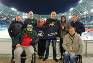 tdm-sarstedt-hannover-96-decken-02-300x203 T.D.M. sponsert 50 Rollstuhldecken für Hannover 96 Fans