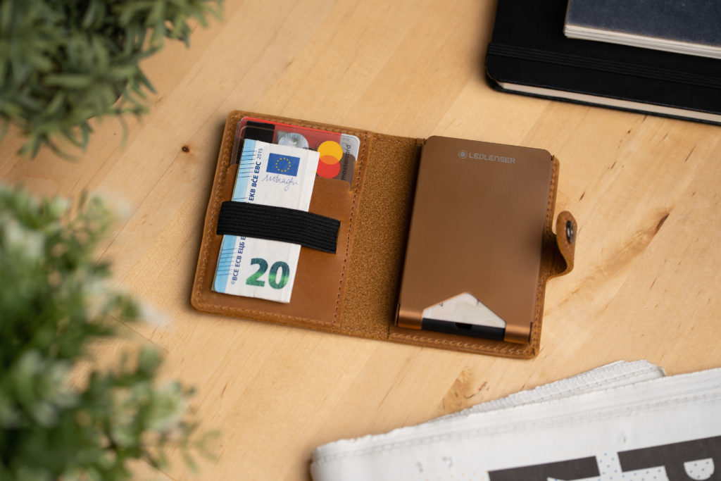 Lite-Wallet-Plus_Matte-Caramel_Ledlenser_Juni_88-1024x683 Lite Wallet von Ledlenser: Drei Lichtblicke für den Gabentisch