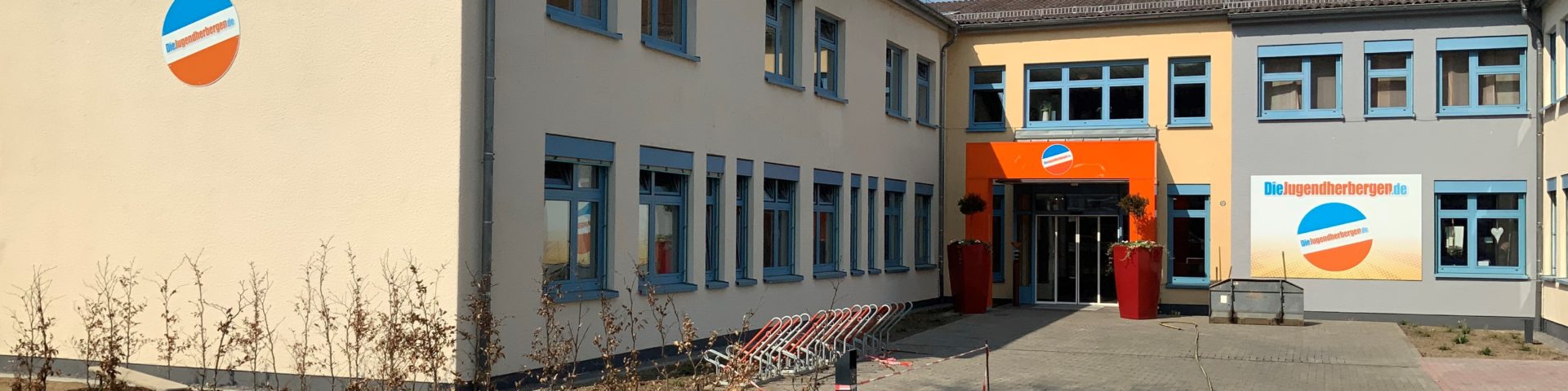 Das Foto zeigt den Eingangsbereich der wiedereröffneten Ahrtal-Jugendherberge in Bad Neuenahr-Ahrweiler.