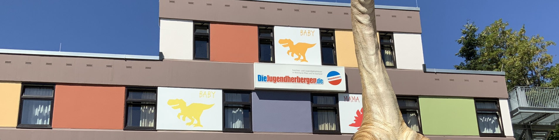 Der große Dinosaurier vor der Jugendherberge begrüßt die Gäste. Südeifel-Jugendherberge Bollendorf nach Modernisierung wieder eröffnet. Nach umfassender Modernisierung wurde die Südeifel-Jugendherberge Bollendorf jetzt wieder eröffnet.