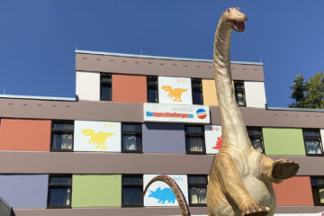 Der große Dinosaurier vor der Jugendherberge begrüßt die Gäste. Südeifel-Jugendherberge Bollendorf nach Modernisierung wieder eröffnet. Nach umfassender Modernisierung wurde die Südeifel-Jugendherberge Bollendorf jetzt wieder eröffnet.