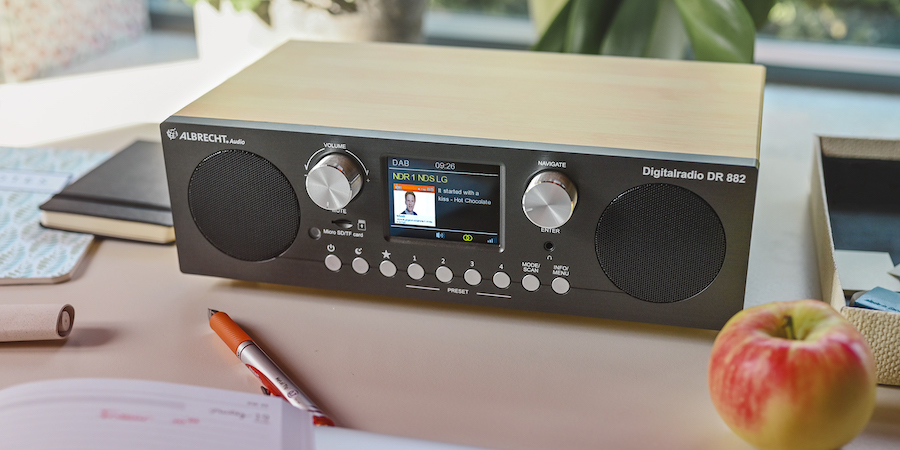 SLIDER_DR882 Albrecht DR 882: Klassisches Stereo-Digitalradio in Bambus-Optik und mit großem 2,8 Zoll TFT-Farbdisplay