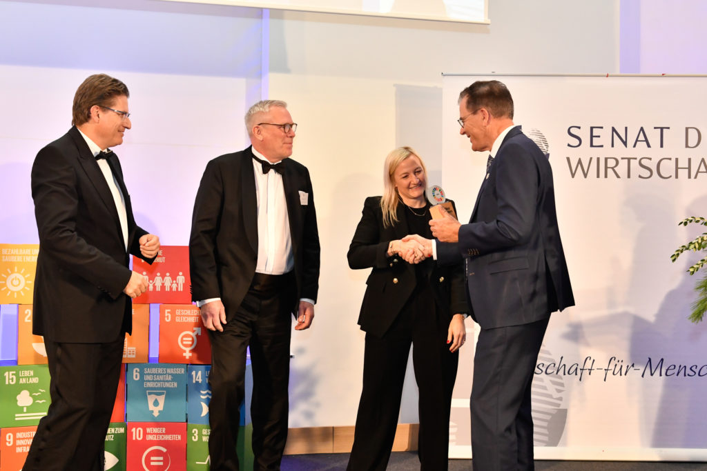 SDG-Award-Uebergabe-1-1024x683 AfB mit Sonderpreis des ersten German SDG-Award geehrt