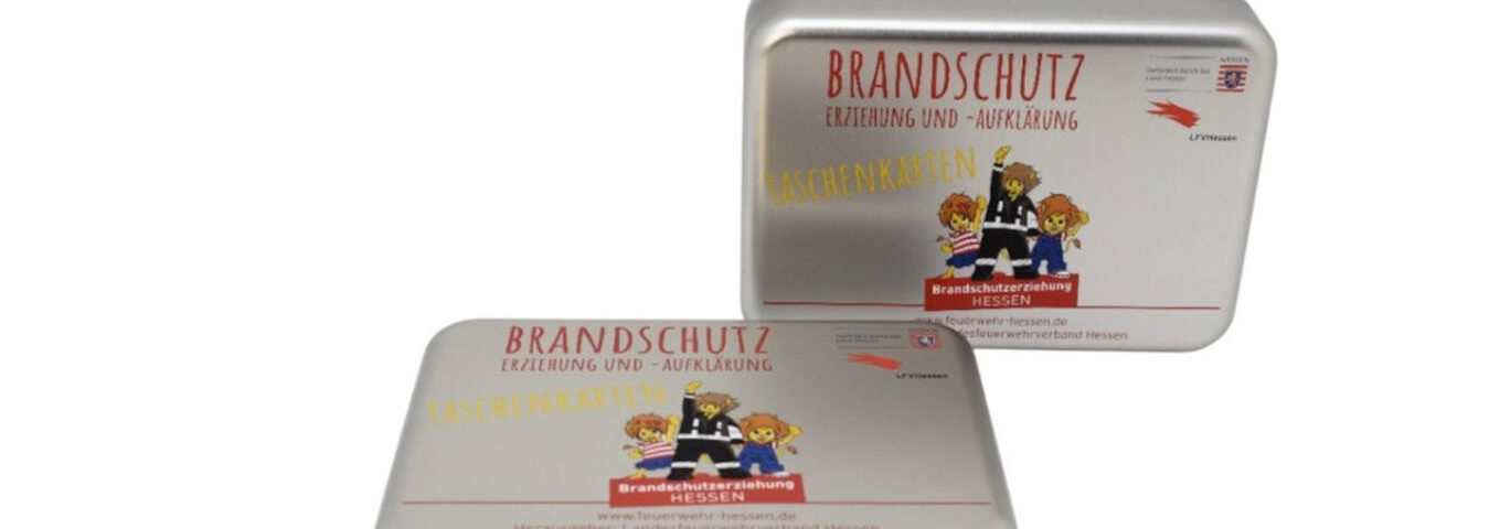 Für den Landesfeuerwehrverband Hessen haben wir eine bedruckte Weißblechdose für Taschenkarten zum Brandschutz gefertigt, robust, langlebig und ideal für den Alltag.