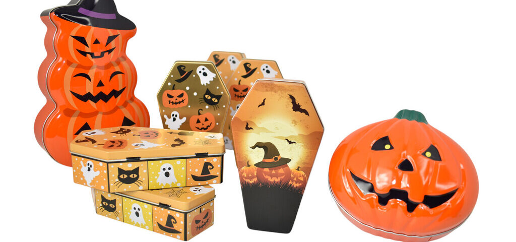 Gruselige Party-Deko oder Geschenkboxen für Süßes oder Saures: Halloween Dosen in klassischer Kürbisform, oder als schaurige Sargdosen